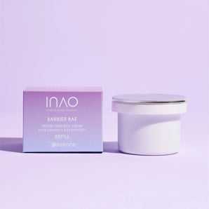 Eine lila-weiße Box und ein passender Nachfüllbehälter mit „INAO by essence Barrier Bae Protection Rich Cream Refill“ ruhen auf einem pastellvioletten Hintergrund – ideal, um Ihre Hautbarriere mit Ceramiden in dieser Premium-Gesichtscreme zu pflegen.