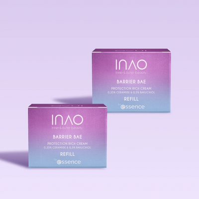Zwei violett-blaue Farbverlaufsboxen mit der Aufschrift „Barrier Bae Protection Rich Cream Refill“ von INAO by essence liegen auf einem hellvioletten Hintergrund und heben diese ceramidreiche Creme für eine stärkere Hautbarriere hervor.