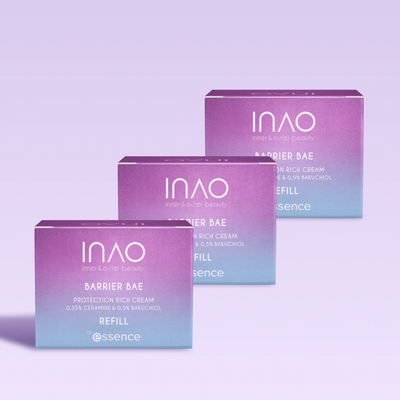 Drei violett-blaue Schachteln mit INAO by essence Barrier Bae Protection Rich Cream Refill sind versetzt auf einem hellvioletten Hintergrund angeordnet und zeigen die Ceramidformel des Produkts für eine starke Hautbarriere.