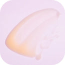 Ein glatter, cremiger, beiger Fleck auf einem blassrosa Hintergrund, der einem Lotion- oder flüssigen Make-up-Muster ähnelt.
