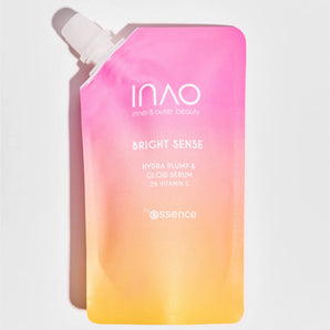 Ein farbenfroher Beutel mit der Aufschrift „INAO by essence Bright Sense Hydra Plump & Glow Serum Refill“ mit Hyaluronsäure weist einen Farbverlauf von Rosa nach Orange und einen weißen Deckel auf, der auf einem schlichten weißen Hintergrund abgesetzt ist.