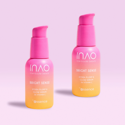 Auf einem hellrosa Hintergrund sind zwei rosa und gelbe Farbverlaufsflaschen mit der Aufschrift „Bright Sense Hydra Plump & Glow Serum“ von INAO by essence abgebildet.