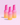 Drei rosa und gelbe Farbverlaufsflaschen des INAO by essence Bright Sense Hydra Plump & Glow Serums mit 2 % Vitamin C und Hyaluronsäure stehen aufrecht auf einem hellrosa Hintergrund und tragen jeweils unten das „essence“-Logo.
