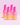Vier Pumpflaschen mit rosa und gelben Farbverläufen des „Bright Sense Hydra Plump & Glow Serum“ von INAO by essence stehen auf einem hellrosa Hintergrund, am Boden jeder Flasche ist der Markenname angebracht.