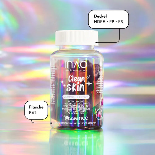 Eine durchsichtige Plastikflasche mit der Aufschrift „Clean Skin“ und buntem, holografischem Hintergrund. Der Deckel besteht aus HDPE-, PP- und PS-Kunststoff, die Flasche aus PET-Kunststoff. Der Markenname „essence“ steht auf der Unterseite.
