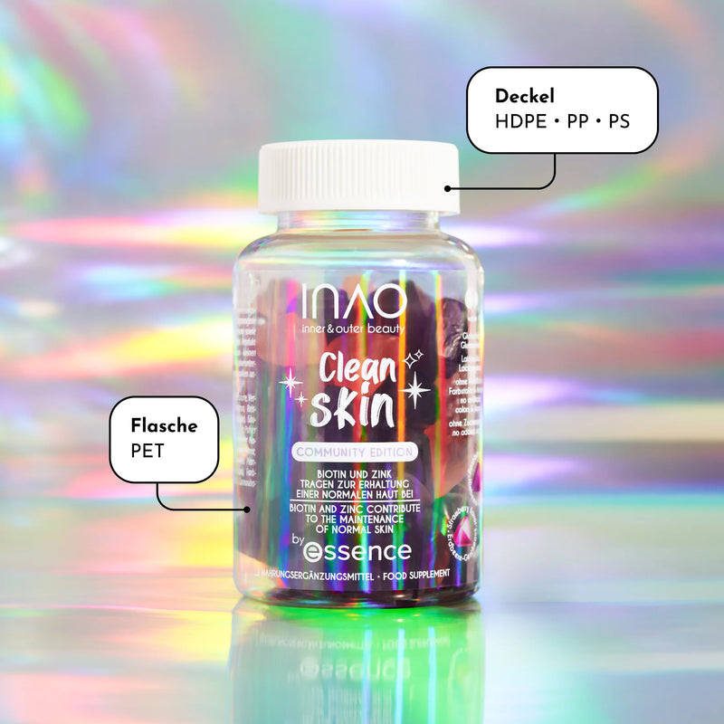 Eine Flasche des Schönheitspräparats „Clean Skin“ von Essence auf holografischem Hintergrund. Die Etiketten weisen darauf hin, dass der Verschluss aus HDPE, PP oder PS und die Flasche aus PET besteht.
