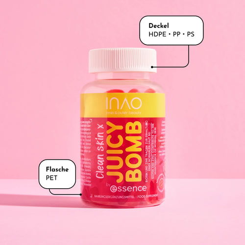 Eine durchsichtige Plastikflasche mit der Aufschrift „JUICY BOMB by essence“ und weißem Deckel vor rosa Hintergrund. Der Text weist darauf hin, dass der Deckel aus HDPE, PP und PS und die Flasche aus PET besteht.