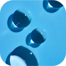Vier klare, kugelförmige Tropfen ruhen auf einer glatten, leuchtend blauen Oberfläche und werfen weiche, längliche Schatten und Reflexionen im gleichen Farbton. Die Gesamtstimmung ist minimalistisch und abstrakt.