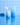 Eine blaue Flasche INAO by essence Dewy Drop Deep Hydration Serum mit einer Pipette und der dazu passenden Box mit blauem Farbverlauf steht auf einer reflektierenden Oberfläche vor einem hellblau gefliesten Hintergrund.