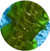 Eine stilisierte, cartoonartige Darstellung einer grünen Landmasse mit Hügeln, umgeben von blauem Wasser, die einem vereinfachten Globus oder Planeten Erde ähnelt.