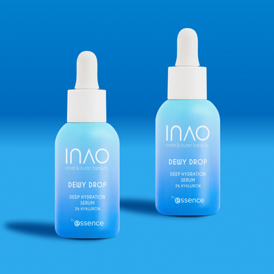 Zwei blaue Tropfflaschen mit Farbverlauf und der Aufschrift „Dewy Drop Deep Hydration Serum“ von INAO by essence stehen nebeneinander auf einem leuchtend blauen Hintergrund – Ihr täglicher Feuchtigkeitsschub mit Hyaluronsäure.