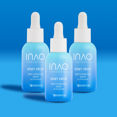 Drei blaue Tropfflaschen des INAO by essence Dewy Drop Deep Hydration Serums mit weißem Text und Tropfern stehen vor einem blauen Hintergrund mit Farbverlauf. Das Serum bietet einen 2%igen Hyaluronsäure-Boost für intensive Feuchtigkeitsversorgung.