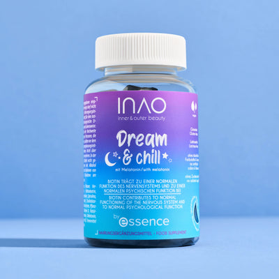 Eine Flasche INAO von essence Dream & Chill Gummies mit einem blauen und violetten Etikett steht aufrecht vor einem hellblauen Hintergrund.