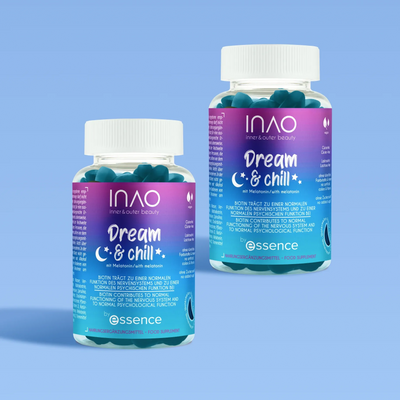 Zwei Flaschen INAO by essence Dream & Chill Gummies sind vor einem hellblauen Hintergrund mit Farbverlauf abgebildet. Die Flaschen haben weiße Deckel, blau-violette Etiketten mit weißem Text sowie Stern- und Mondverzierungen.