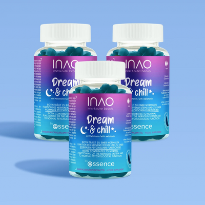 Drei Flaschen INAO von essence Dream & Chill Gummies mit violetten und blauen Etiketten mit Sternen, einer Mondsichel und Melatonin-Details werden vor einem blauen Hintergrund mit Farbverlauf präsentiert.