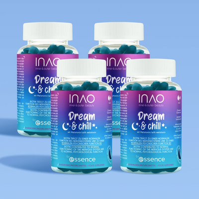Vier Flaschen INAO by essence Dream & Chill Gummies mit blau-violetten Farbverlaufsetiketten und weißen Verschlüssen sind auf hellblauem Hintergrund abgebildet. Diese blauen Gummibärchen enthalten Melatonin für erholsamen Schlaf.