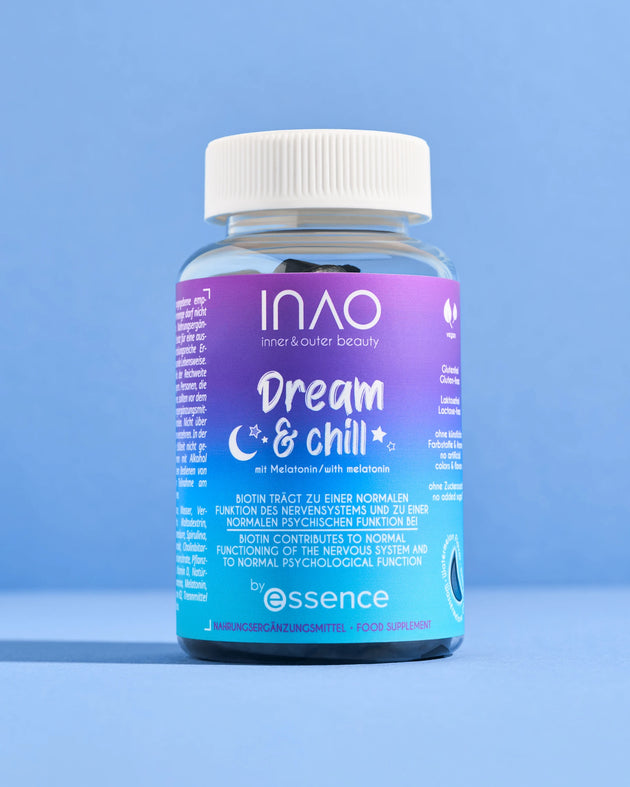 Eine Flasche INAO von essence Dream & Chill Gummies steht aufrecht vor einem hellblauen Hintergrund und präsentiert ihr blaues und violettes Etikett mit weißem Text.
