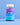 Eine durchsichtige Plastikflasche mit „Dream & Chill Gummies“ von INAO by essence steht vor einem hellblauen Hintergrund. Das lila-blaue Etikett mit weißem Text, Mond- und Wolkenillustrationen hebt Melatonin, Biotin und Ashwagandha-Extrakt hervor.
