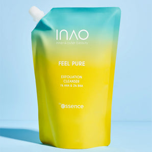 Ein Beutel mit Farbverlauf in Blaugrün und Gelb mit der Aufschrift „Feel Pure AHA & BHA Exfoliation Cleanser Refill“ von INAO by essence steht aufrecht vor einem hellblauen Hintergrund.