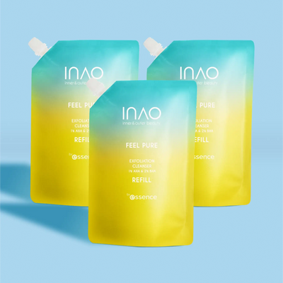 Drei Beutel INAO by essence Feel Pure AHA & BHA Exfoliation Cleanser Refill mit einem blau-gelben Farbverlaufsdesign werden aufrecht auf einem hellblauen Hintergrund präsentiert.