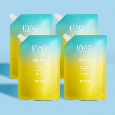 Vier gelb-blaue Farbverlaufsbeutel mit der Aufschrift „Feel Pure AHA & BHA Exfoliation Cleanser Refill“ von INAO by essence, angereichert mit Niacinamid und Panthenol, präsentiert auf einem hellblauen Hintergrund.