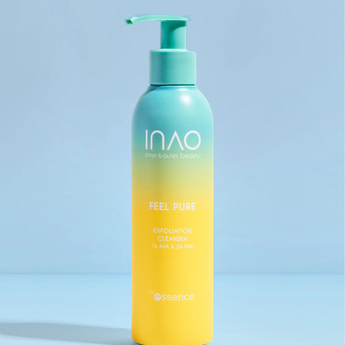 Eine Flasche INAO by essence Feel Pure AHA & BHA Exfoliation Cleanser mit Pumpe und blau-gelbem Farbverlauf steht auf hellblauem Hintergrund. Dieser Gelreiniger verwendet Peelingsäuren für eine sanfte Reinigung.