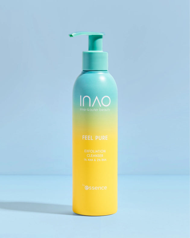 Eine blau-gelbe Farbverlaufsflasche mit einer grünen Pumpe und der Aufschrift „Feel Pure AHA & BHA Exfoliation Cleanser“ von INAO by essence steht vor einem hellblauen Hintergrund und hebt die Formel mit Niacinamid und Peelingsäuren hervor.