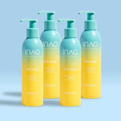 Vier Flaschen INAO by essence Feel Pure AHA & BHA Exfoliation Cleanser mit blauen Pumpverschlüssen und Farbverlaufsflaschen von Blau nach Gelb sind in einer Reihe auf hellblauem Hintergrund aufgereiht.