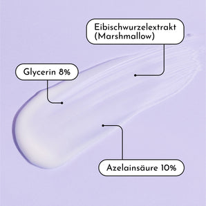 Ein Klecks Fine Time Pore Minimizer Serum von INAO von essence, aufgestrichen auf violettem Untergrund mit beschrifteten Zeigern, die auf die Inhaltsstoffe hinweisen: 8 % Glycerin, 10 % Azelainsäure und Eibischwurzelextrakt.