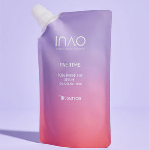 Ein Beutel mit INAO by essence Fine Time Pore Minimizer Serum Refill in Lila und Rosa mit Farbverlauf steht aufrecht auf einem hellen Lavendelhintergrund.