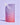 Auf einem hellvioletten Hintergrund steht ein Farbverlaufsbeutel mit weißem Ausguss und der Aufschrift „INAO by essence Fine Time Pore Minimizer Serum Refill“ – perfekt für unreine Haut.