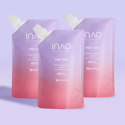 Drei rosa und lila verlaufende Nachfüllbeutel „Fine Time Pore Minimizer Serum Refill“ von INAO by essence mit jeweils 10% Azelainsäure für unreine Haut, hochkant auf hellviolettem Untergrund.