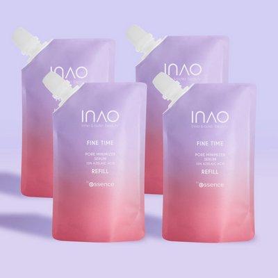 Auf einem hellvioletten Hintergrund sind vier „INAO by essence Fine Time Pore Minimizer Serum Refill“-Beutel in Rosa und Lila mit weißem Verschluss abgebildet – ideal für unreine Haut.