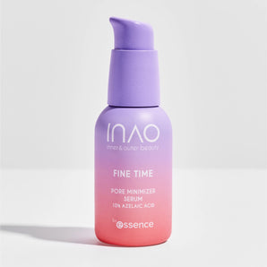 Eine violette Ombre-Serumflasche mit der Aufschrift „INAO by essence Fine Time Pore Minimizer Serum Packs mit 10 % Azelainsäure“ auf weißem Hintergrund.