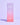 Eine rosafarbene Hautpflegeproduktschachtel mit der Aufschrift „Fine Time Pore Minimizer Serum von INAO mit 10 % Azelainsäure von essence“ steht vor einem hellvioletten Hintergrund.