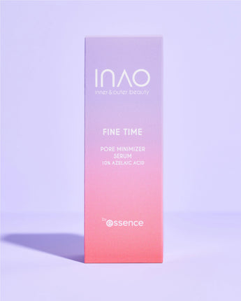 Eine rosafarbene Hautpflegeproduktschachtel mit der Aufschrift „Fine Time Pore Minimizer Serum von INAO mit 10 % Azelainsäure von essence“ steht vor einem hellvioletten Hintergrund.