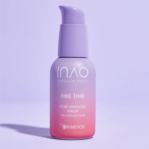 Eine Serumflasche mit Farbverlauf in Rosa und Lila mit einem Pumpspender mit der Aufschrift „Fine Time Pore Minimizer Serum von INAO“ auf einem sanften Lila