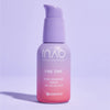 Eine Flasche Hautpflegeserum in Lila und Rosa mit Pumpspender und der Aufschrift „Fine Time Pore Minimizer Serum Packs von INAO essence“ vor