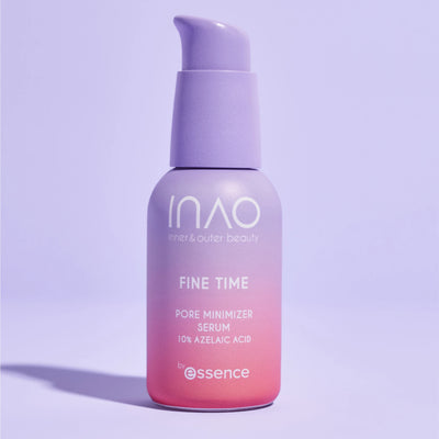 Eine Flasche INAO by essence Fine Time Pore Minimizer Serum mit 10 % Azelainsäure für unreine Haut in Lila und Rosa mit Farbverlauf ist auf einem hellvioletten Hintergrund zu sehen, auf dem Pumpspender ist das Logo von essence zu sehen.