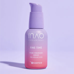 Eine Serumflasche mit Farbverlauf in Rosa und Lila mit einem Pumpspender mit der Aufschrift „Fine Time Pore Minimizer Serum von INAO“ auf einem sanften Lila