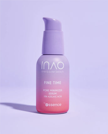 Eine Serumflasche mit Farbverlauf in Rosa und Lila mit einem Pumpspender mit der Aufschrift „Fine Time Pore Minimizer Serum von INAO“ auf einem sanften Lila