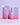 Drei Hautpflegeprodukte von INAO von essence, darunter zwei Flaschen Fine Time Pore Minimizer Serum Packs und ein Nachfüllbeutel, präsentiert auf violettem Hintergrund mit einem Text, der auf die Verfügbarkeit als Nachfüllpackungen hinweist.
