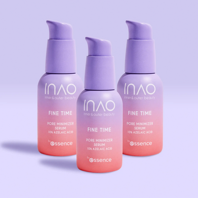 Drei rosa-violette Flaschen des INAO by essence Fine Time Pore Minimizer Serums mit 10 % Azelainsäure sind nebeneinander auf einem hellvioletten Hintergrund angeordnet. Jede Pumpflasche zielt auf unreine Haut ab und ist mit weißem Text versehen.