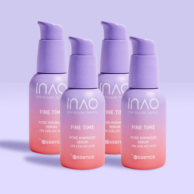 Vier rosa und violette Flaschen des Fine Time Pore Minimizer Serums von INAO by essence für unreine Haut sind auf einem hellvioletten Hintergrund mit Farbverlauf angeordnet.