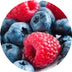 Nahaufnahme von frischen Blaubeeren und Himbeeren, die die leuchtenden blauen und roten Farben und die detaillierte Textur der Früchte zeigt.