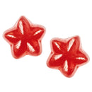 Zwei glänzende, rote, sternförmige Bonbons mit glatter, glänzender Oberfläche, nebeneinander auf weißem Hintergrund angeordnet.