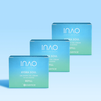 Drei von Blau nach Grün verlaufende Boxen mit INAO by essence Hydra Soul 24h Hydra Gel Cream Refill sind diagonal auf einem hellblauen Hintergrund dargestellt und betonen die intensive Feuchtigkeitsversorgung.