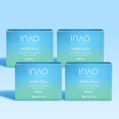 Vier Packungen der INAO by essential Hydra Soul 24h Hydra Gel Cream Refill mit blau-grünem Farbverlauf liegen in zwei Reihen auf hellblauem Hintergrund – das Design symbolisiert intensive Feuchtigkeit.