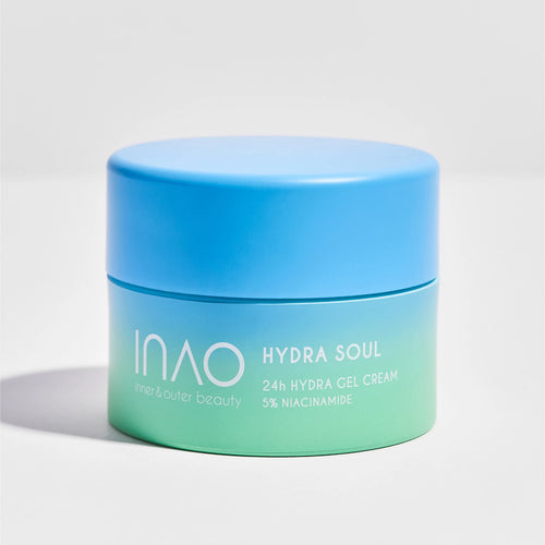Ein zylindrischer Behälter mit INAO von essence Hydra Soul 24h Hydra Gel Cream mit 5% Niacinamid, mit einem hellen türkisfarbenen Deckel und weißem Boden mit grünem Text auf einem
