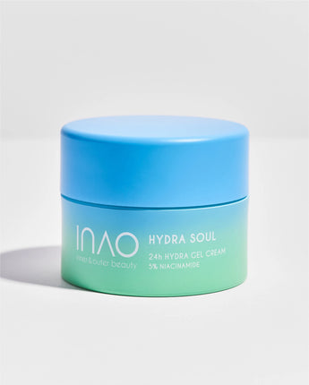 Ein zylindrischer Behälter mit INAO von essence Hydra Soul 24h Hydra Gel Cream mit 5% Niacinamid, mit einem hellen türkisfarbenen Deckel und weißem Boden mit grünem Text auf einem